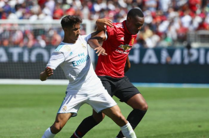 Pemain Real Madrid, Achraf Hakimi, saat berduel dengan Anthony Martial (Manchester United), di International Champions Cup di Levi's Stadium, Amerika Serikat, Minggu (23/7/2017). 