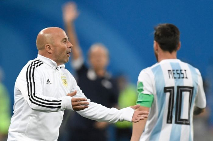 Pelatih Argentina, Jorge Sampaoli, memberikan instruksi kepada anak-anak asuhnya dalam laga Grup D Piala Dunia 2018 kontra Nigeria di Saint Petersburg Stadium, Saint Petersburg, Rusia pada 26 Juni 2018.