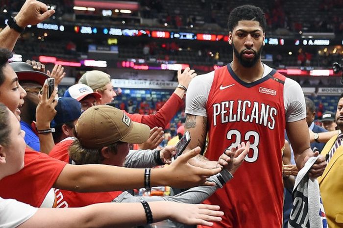 Center New Orleans Pelicans, Anthony Davis, meninggalkan lapangan setelah memenangi gim keempat babak kesatu play-off NBA 2018 atas Portland Trail Blazers dengan skor 131-123 di Smoothie King Center, New Orleans, Louisiana, Amerika Serikat, Sabtu (21/4/2018). Pelicans lolos ke semifinal Wilayah Barat dengan kemenangan telak 4-0.