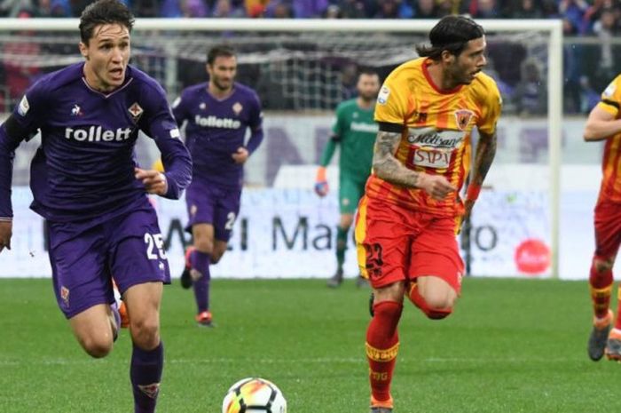 Aksi Federico Chiesa (kiri) dalam laga Liga Italia antara Fiorentina melawan Benevento di Stadio Artemio Franchi, Florence, 11 Maret 2018.