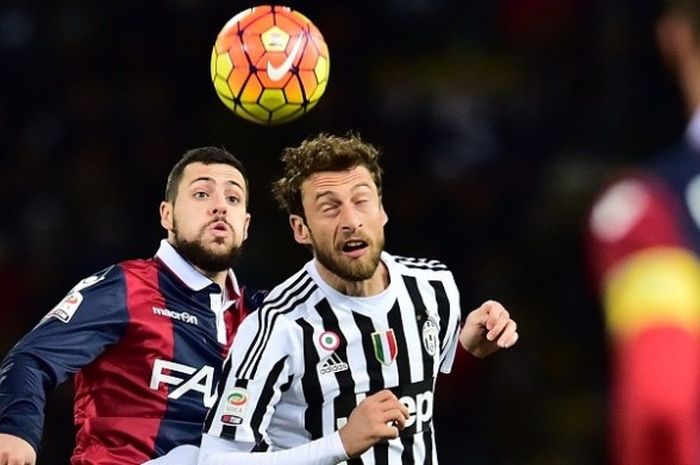 Gelandang Juventus, Claudio Marchisio (kanan), berduel dengan penyerang Bologna, Mattia Destro, dalam lanjutan Serie A di Stadion Renato Dall'Ara, Jumat (19/2/2016) waktu setempat atau Sabtu dini hari WIB.