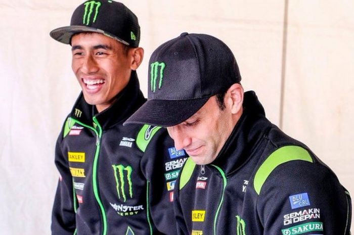 Kedua pebalap Yamaha Tech3, Hafizh Syahrin (kiri) dan Johann Zarco bersantai sebelum menjalani seri balap ketiga MotoGP di Circuit of the Americas, Austin, Amerika Serikat, Minggu (22/4/2018).