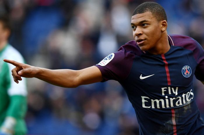 Selebrasi penyerang Paris Saint-Germain, Kylian Mbappe, seusai mencetak gol ke gawang Angers dalam laga Liga Prancis 2017-2018 di Stadion Parc des Princes, Paris, Prancis, pada Rabu (14/3/2018).