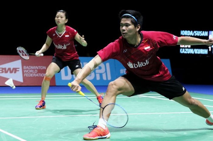 Pasangan ganda campuran Indonesia, Praveen Jordan/Debby Susanto, mengembalikan kok ke arah Kenta Kazuno/Ayane Kurihara (Jepang) pada laga terakhir penyisihan Grup B yang digelar di Hamdan Sports Complex, Dubai, Jumat (15/12/2017).