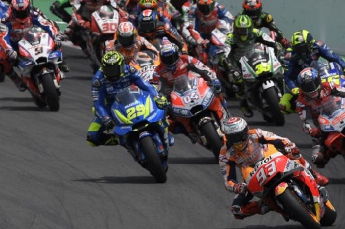 Para rider melesat sejak garis start pada balapan MotoGP Catalunya, 17 Juni 2018. 