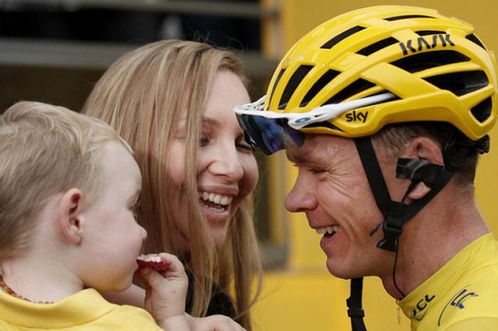 Chris Froome disambut oleh Istri dan Anaknya di Garis Finis