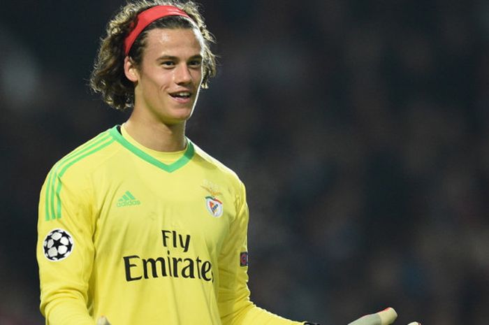 Ekspresi kiper muda Benfica, Mile Svilar, setelah mencetak gol bunuh diri di laga Grup A Liga Champions 2017-2018 menghadapi Manchester United di Stadion Old Trafford, Manchester, Inggris, pada Selasa (31/10/2017).