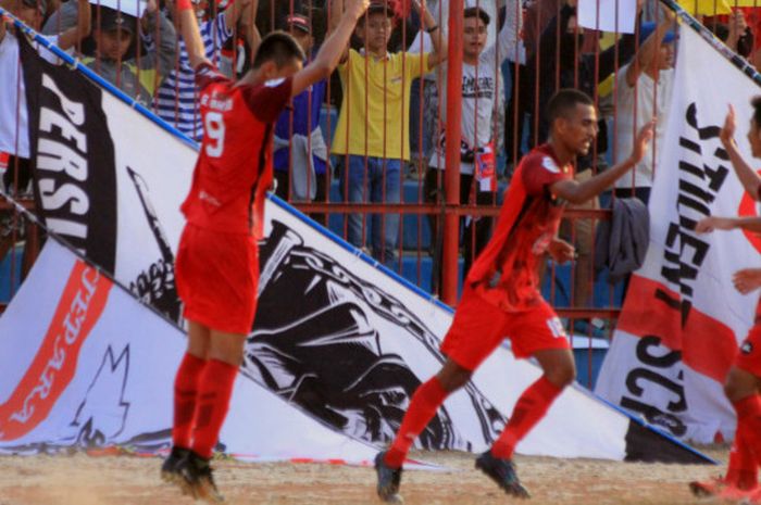 Para pemain Persijap Jepara merayakan gol ke gawang Persatu Tuban pada LIga 3 2018 grup 4 di Stadion Gelora Bumi Kartini, Minggu ( 29/7/2018).