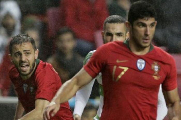 Goncalo Guedes (depan) dan Bernardo Silva pada laga uji coba Portugal vs Aljazair di Lisbon, 7 Juni 2018. 