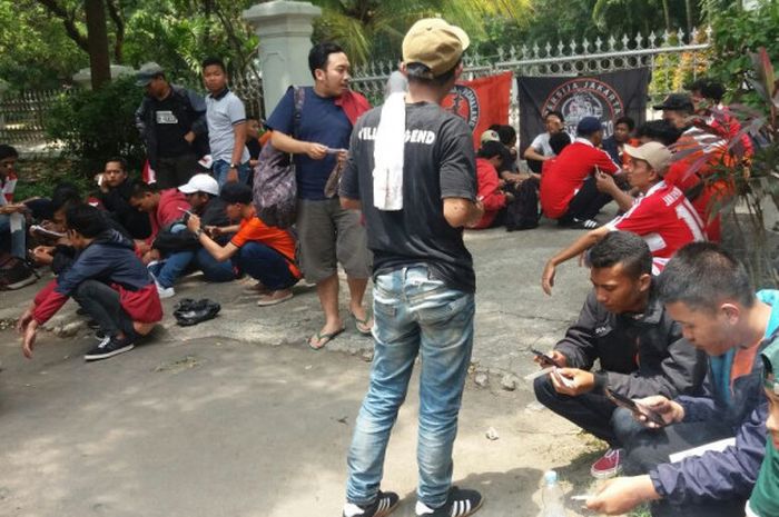 Jakmania korwil Purwakarta tiba di Stadion Manahan, Solo. Jumat (3/11/2017)