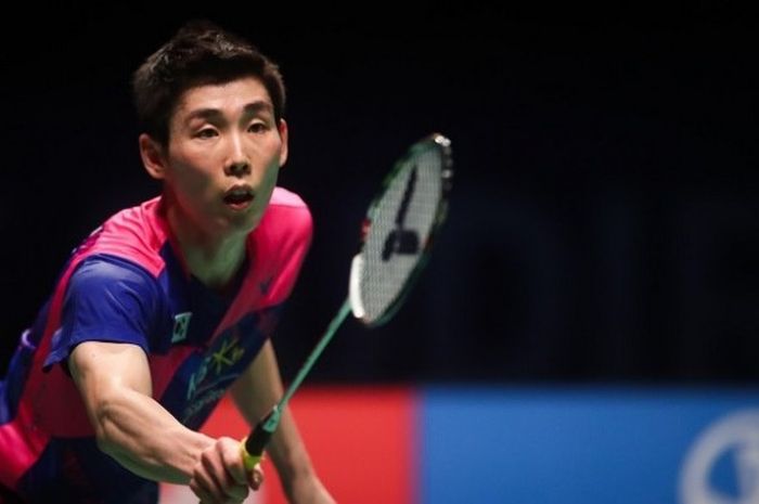 Pebulu tangkis tunggal putra Korea Selatan, Son Wan-ho, mengembalikan kok ke arah Suppanyu Avihingsanon (Thailand) pada partai kedua semifinal Piala Sudirman 2017. Son menang 18-21, 21-10, 21-17 pada laga yang berlangsung di Carrara Indoor Sports Stadium, Gold Coast, Australia, Sabtu (27/5/2017).