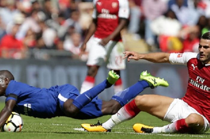 Sead Kolasinac melanggar N'Golo Kante saat Arsenal dan Chelsea berhadapan pada Community Shield 2017 di Wembley, Minggu (6/8/2017). 