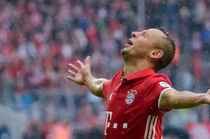 Rafinha merayakan gol Bayern Muenchen ke gawang Ingolstadt pada lanjutan Bundesliga di Stadion Allianz Arena, 17 September 2016.