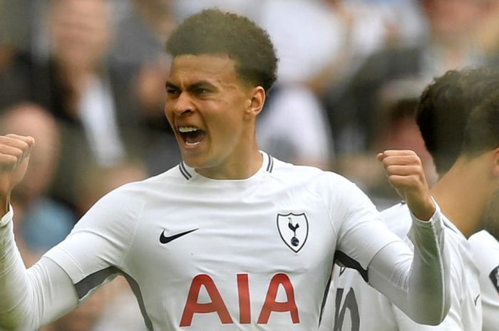 Gelandang Tottenham Hotspur, Dele Alli, melakukan selebrasi setelah mencetak gol ke gawang Manchester United  pada laga semifinal Piala FA di Stadion Wembley, Sabtu (21/4/2018) waktu setempat.