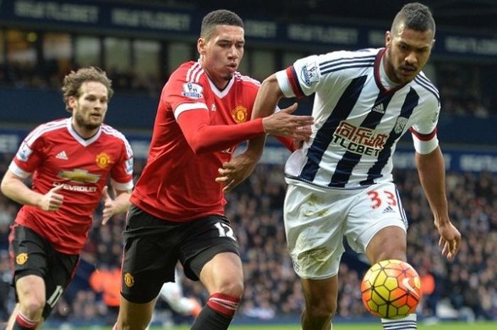 Penyerang West Bromwich Albion, Solomon Rondon (kanan), bersaing merebut bola dengan bek Manchester United, Chris Smalling (tengah), pada laga lanjutan Premier League di Stadion The Hawthorns, Minggu (6/3/2016).