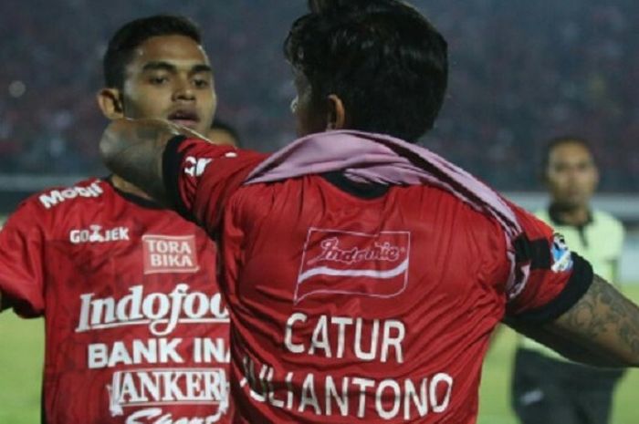 Pemain Bali United Irfan Bachdim berselebrasi dengan menampilkan nama Catur Julianto yang meninggal saat laga Timnas Indonesia vs Fiji di Stadion I Wayan Dipta, Bali, Minggu (3/9/2017)