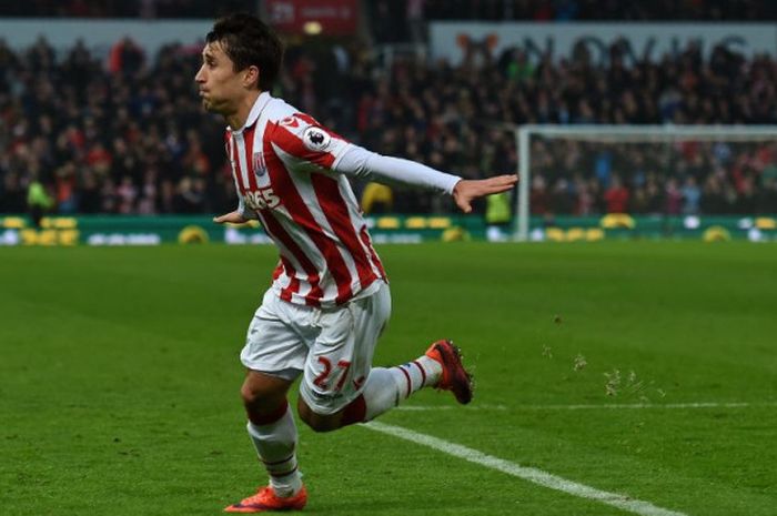 Penyerang Stoke, Bojan Krkic, merayakan gol ke gawang Leicester pada laga Liga Inggris di Stadion Bet365, Stoke, pada 17 Desember 2016.