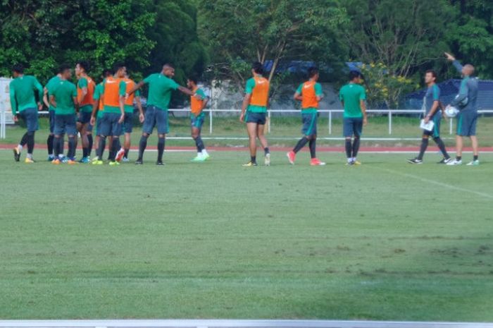 Para pemain timnas U-22 Indonesia dalam latihan sesi sore di Stadion UKM, Bangi, Selangor, Senin (14/8/2017). 