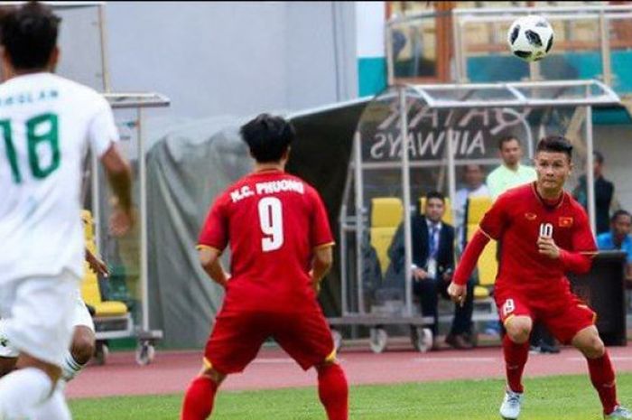 Pemain timnas U-23 Vietnam, Nguyen Cong Phuong dan Nguyen Quang Hai saat bertanding melawan Pakistan pada ajang Asian Games 2018, Selasa (14/8/2018) di Stadion Wibawa Mukti, Cikarang,