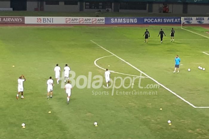 Penonton memberi sambutan hangat buat pemain Palestina yang masuk ke lapangan Stadion Patriot Chandrabhaga, Bekasi, Rabu (15/8/2018) untuk pemanasan.