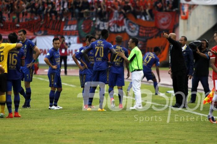  Para pemain Persija dan Persib berdiri di pinggir lapangan pada laga Liga 1 di Stadion Manahan, Solo, Jumat (3/11/2017). 