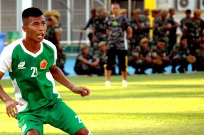 Gelandang serang PS TNI saat menjajal rumput Stadion Aji Imbut, Sabtu (27/2/2016) sore 