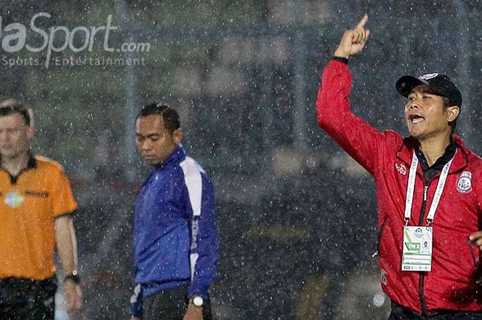 Pelatih Arema FC, Joko Susilo, memberi arahan kepada pemainnya saat melawan Persegres Gresik United dalam laga pekan ke-31 Liga 1 di Stadion Kanjuruhan Malang, Jawa Timur, Rabu (25/10/2017) malam.