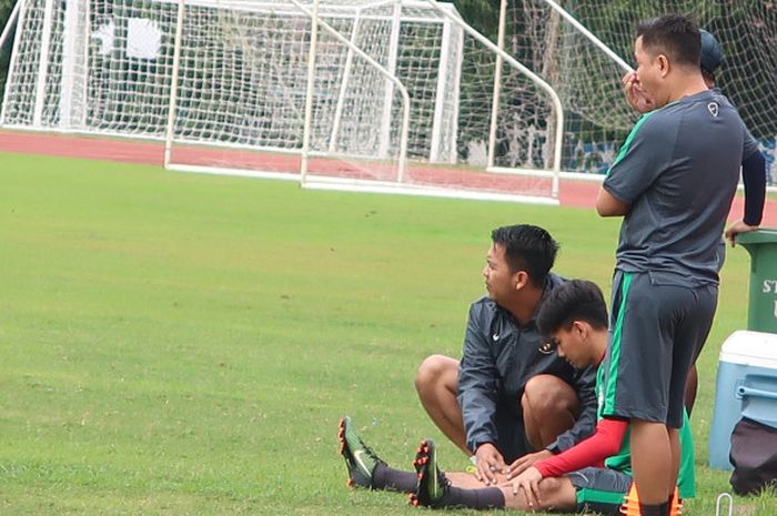 Muhammad Iqbal didampingi oleh tim fisioterapis dalam pemusatan pelatihan hari ke-3, Kamis (21/6/2018)