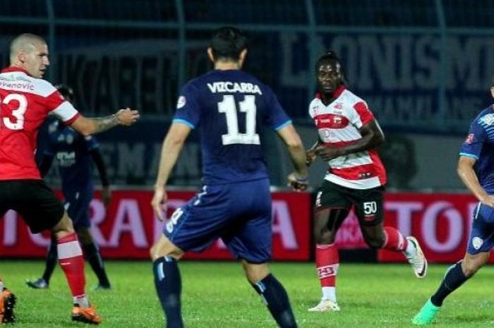 Gelandang asal Brasil, Marcio Teruel (kanan) dalam laga antara Arema Cronus melawan Madura United di Stadion Kanjuruhan, Kabupaten Malang, Jumat (2/9/2016) malam.