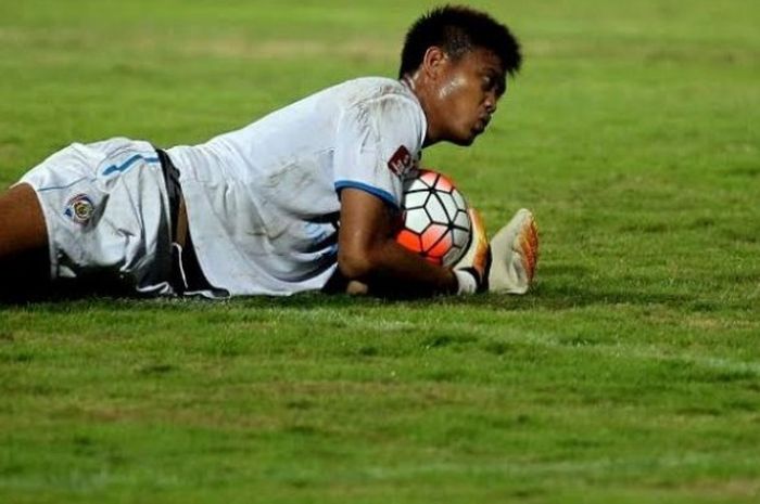 Kiper Arema, Kurnia Meiga Hermansyah membela skuat Singo Edan saat dijamu Madura United, Jumat (6/5/2016). Kurnia Meiga dkk akan menjalani latihan dengan program sama selama Ramadan. 