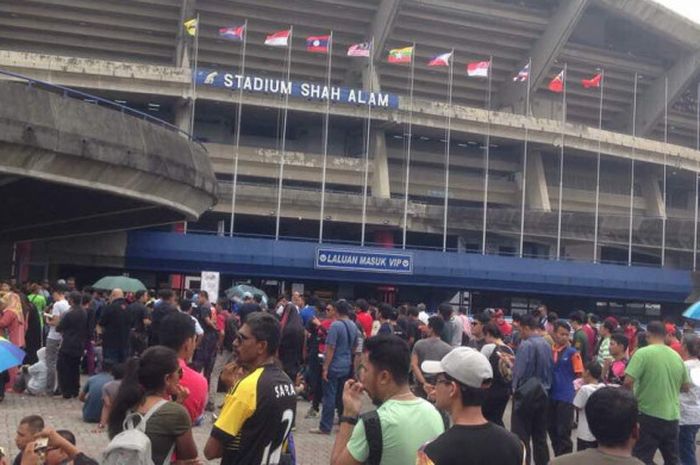 Suporter Malaysia berbondong-bondong membeli tiket semifinal di loket Stadion Shah Alam, Malaysia, Jumat (25/8/2017).