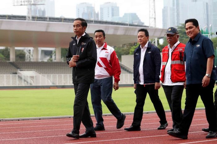 Presiden Republik Indonesia, Joko Widodo, didampingi Menteri Pemuda dan Olahraga Imam Nahrawi, Menteri Sekretaris Negara Pratikno, Menteri Pekerjaan Umum dan Perumahan Rakyat Basuki Hadimuljono, Kepala Badan Ekonomi Kreatif Triawan Munaf, dan Ketua Inasgoc Erick Thohir berjalan meninjau area Gelora Bung Karno, Senayan, Jakarta Pusat, Senin (25/6/2018).