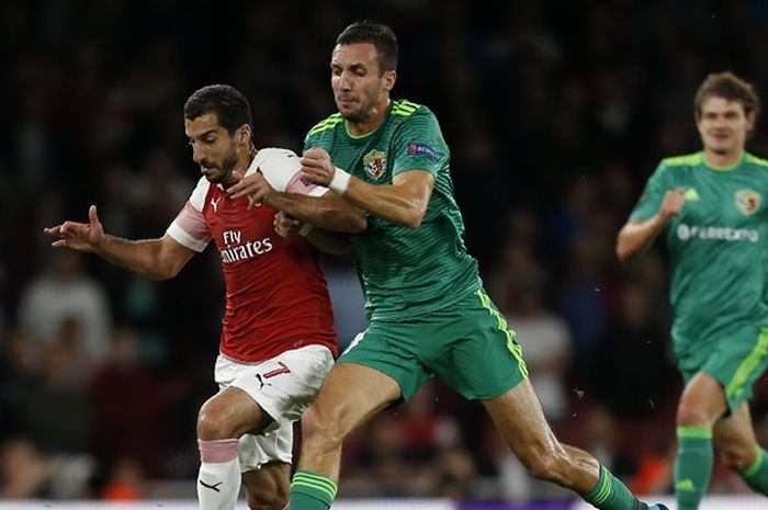 Gelandang Arsenal, Henrikh Mkhitaryan (kiri), berduel dengan gelandang Vorskla, Vyacheslav Sharpar, dalam laga Grup E Liga Europa di Stadion Emirates, London, Inggris pada 20 September 2018.