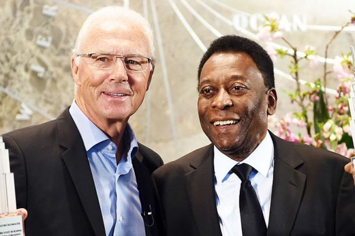 Legenda sepak bola, Franz Beckenbauer (kiri) dan Pele, berpose di Empire State Building, New York,  