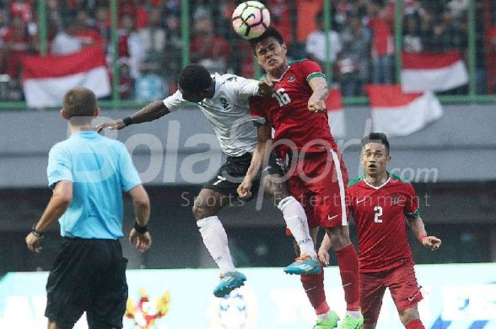 Bek timnas Indonesia, Fachrudin Aryanto, berduel udara di laga persahabatan internasional kontra Fiji di Stadion Candrabhaga, Bekasi, pada Sabtu (2/9/2017).