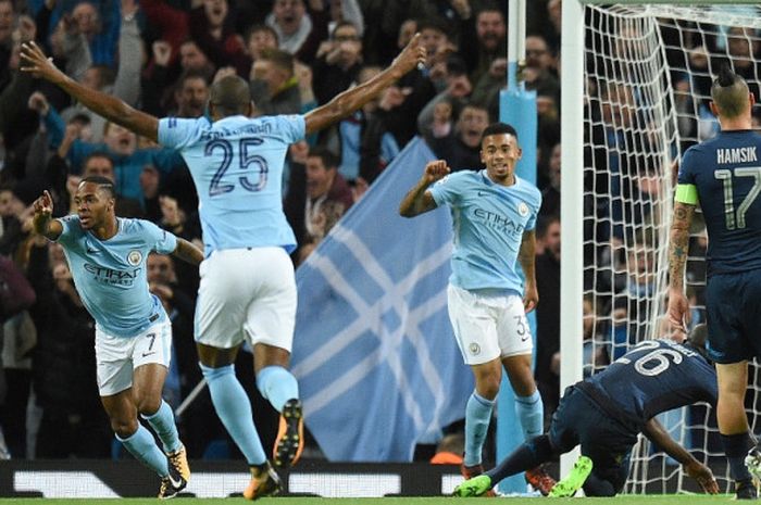 Pemain sayap Manchester City, Raheem Sterling (kiri), merayakan gol yang dia cetak ke gawang Napoli dalam laga Grup F Liga Champions di Stadion Etihad, Manchester, Inggris, pada 17 Oktober 2017.