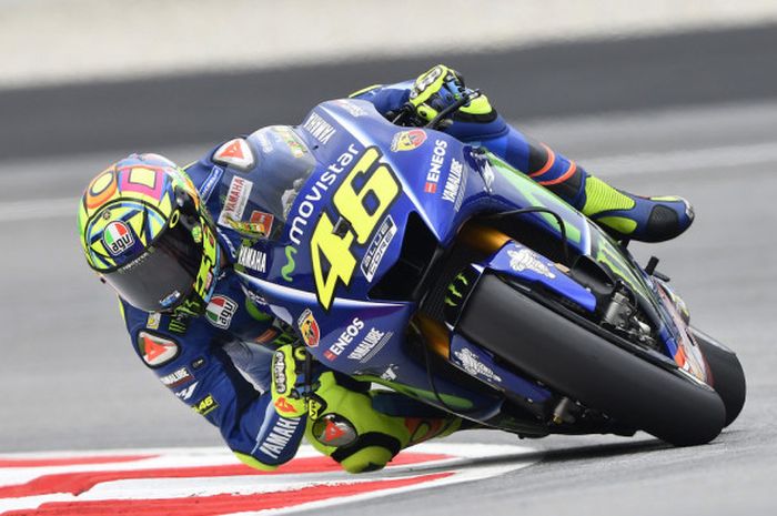 Pebalap tim Movistar Yamaha, Valentino Rossi, saat beraksi dalam sesi latihan bebas MotoGP Malaysia, Jumat (27/10/2017).