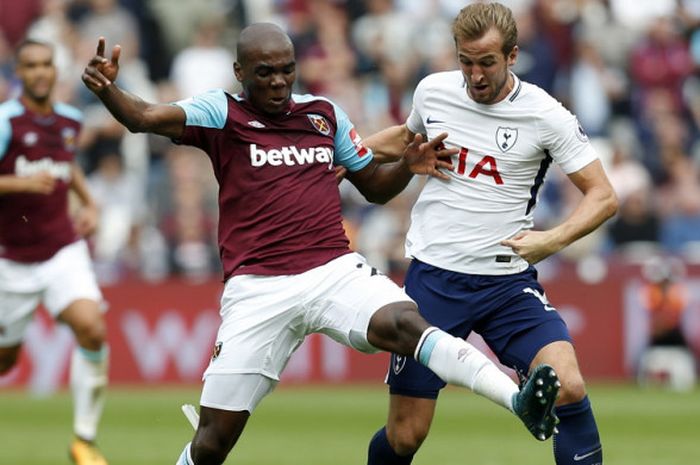 Aksi striker Tottenham Hotspur, Harry Kane (kanan), berduel dengan bek West Ham United, Angelo Ogbonna, dalam laga Liga Inggris 2017-2018 di Stadion London, London, Inggris, pada Sabtu (23/9/2017).