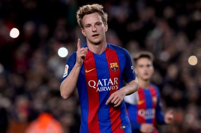 Gelandang Barcelona, Ivan Rakitic melakukan selebrasi setelah mencetak gol ke gawang Hercules dari titik penalti di laga babak 32 besar Copa del Rey , Rabu (21/12/2016) waktu setempat.