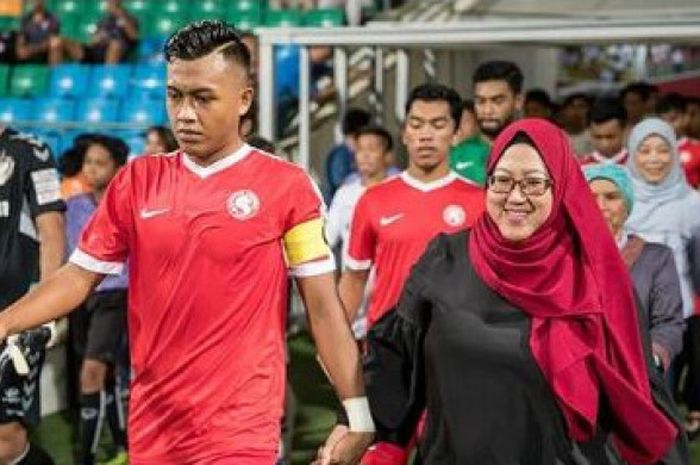 Pemain Young Lions,Taufiq Hossain, bersama sang ibu sebelum pertandingan melawan Albirex Niigata pada hari Rabu (16/5/2018) di Stadion Jalan Besar.