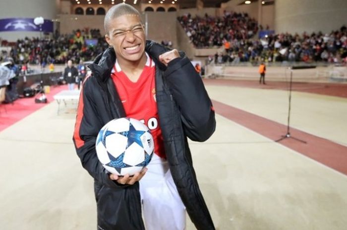 Penyerang AS Monaco, Kylian Mbappe, merayakan keberhasilan timnya mengalahkan Borussia Dortmund pada leg 2 perempat final Liga Champions di Stade Louis II, Monaco, pada 19 April 2017.