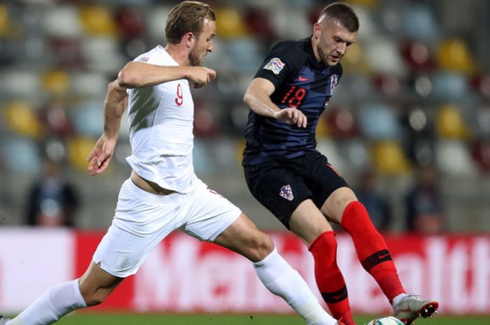 Striker timnas Inggris, Harry Kane (kiri), saat berduel dengan penyerang timnas Kroasia, Ante Rebic, dalam pertandingan Liga A Grup 4 UEFA Nations League di Stadion HNK Rijeka, Rijeka, Kroasia, pada Jumat (12/10/2018). 