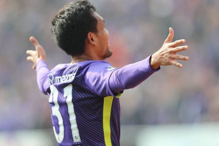 Selebrasi striker Thailand yang membela Sanfrecce Hiroshima, Teerasil Dangda saat menjebol gawang Consadole Sapporo pada laga pekan pertama Liga Jepang 1 2018 di Stadion EDION, Sabtu (24/2/2018) siang WIB.