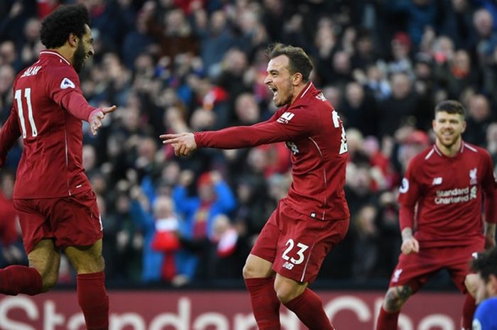 Penyerang Liverpool FC, Mohamed Salah (kiri), merayakan golnya bersama Xherdan Shaqiri dalam laga Liga Inggris melawan Cardiff City di Stadion Anfield, Liverpool pada 27 Oktober 2018.