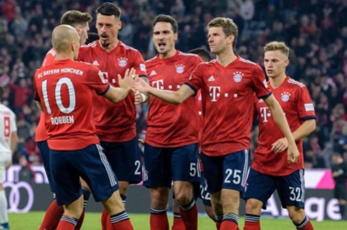 Winger Bayern Muenchen, Arjen Robben (kiri), merayakan gol bersama rekan setimnya saat berhadapan dengan Augsburg di Stadion Allianz, Muenchen, pada 25 September 2018 dalam ajang Bundesliga.