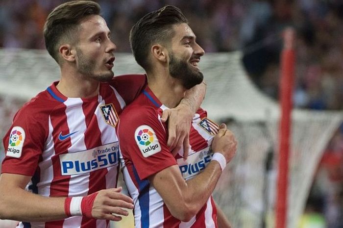 Pemain Atletico Madrid, Yannick Ferreira Carrasco (kanan), merayakan golnya ke gawang Malaga bersama rekan setim, Saul Niguez, dalam partai La Liga di Stadion Vicente Calderon, Madrid, 29 Oktober 2016.