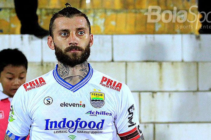 Bek Persib Bandung, Bojan Malisic, memasuki lapangan menjelang dimulainya laga melawan Arema FC pada pekan keempat Liga 1 2018 di Stadion Kanjuruhan Kabupaten Malang, Jawa Timur, Minggu (15/04/2018) malam.