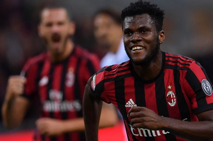 Selebrasi gelandang AC Milan, Franck Kessie, seusai berhasil mencetak gol ke gawang SPAL dalam pertandingan Liga Italia 2017-2018 di Stadion San Siro, Milan, Italia, pada 20 September 2017.