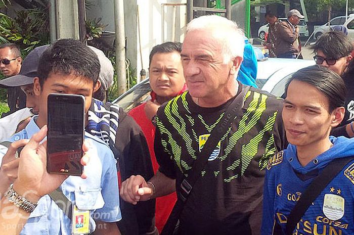  Pelatih Persib, Roberto Carlos Mario Gomez (tengah) berfoto bersama Bobotoh di Bandara Husein Sastranegara, Kota Bandung, Senin (16/4/2018). 