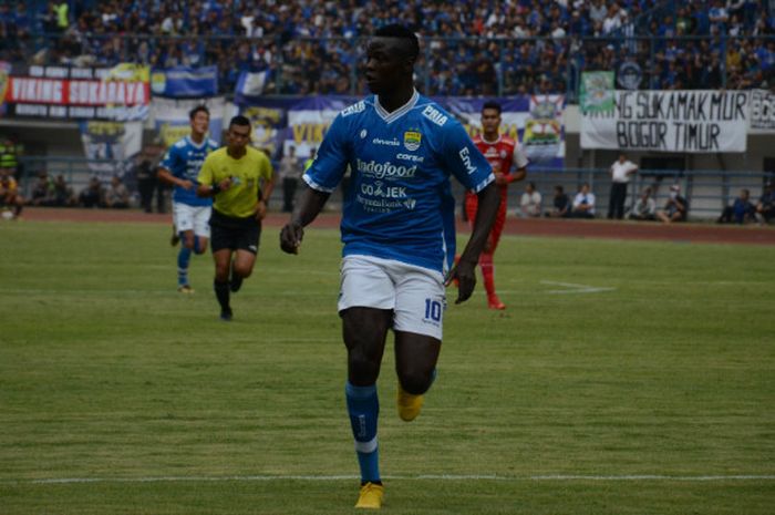  Striker Persib Bandung yang juga kapten Timnas Chad, Ezechiel N'Douassel, mencetak gol ke gawang Persiwa Wamena.